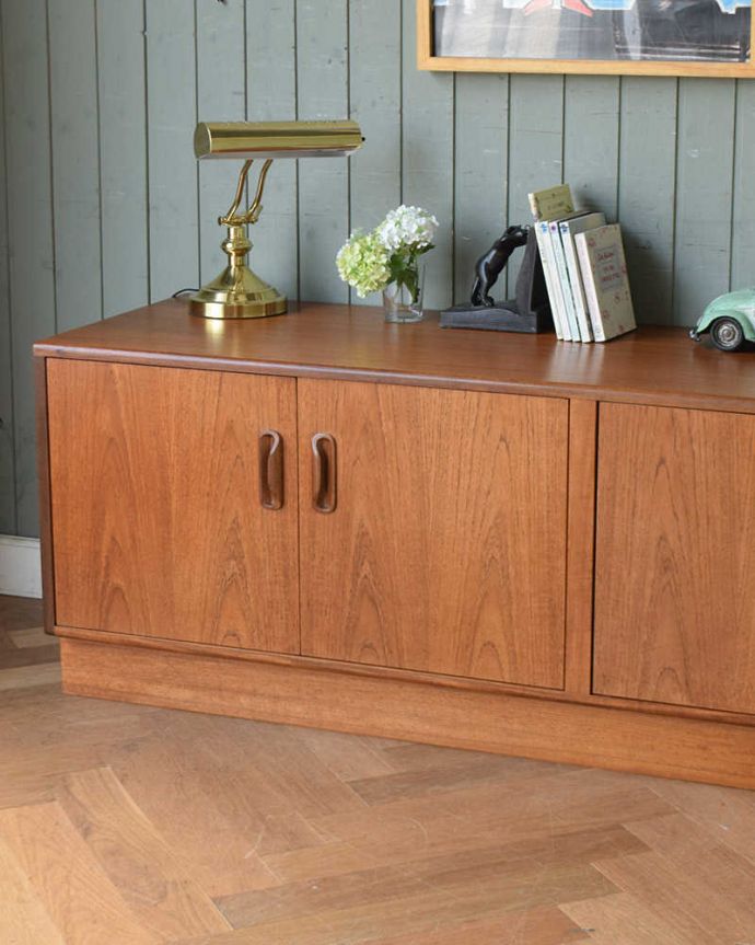 G-PLAN(Gプラン)　アンティーク家具　Gプランのフレスコシリーズ、テレビ台に最適なヴィンテージサイドボード。リビングで電話などの置き場所として使っても最適です。(x-994-f)