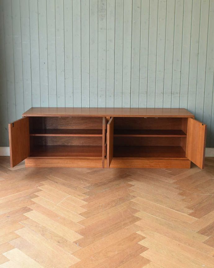 G-PLAN(Gプラン)　アンティーク家具　Gプランのフレスコシリーズ、テレビ台に最適なヴィンテージサイドボード。扉の奥はたっぷり収納。(x-994-f)