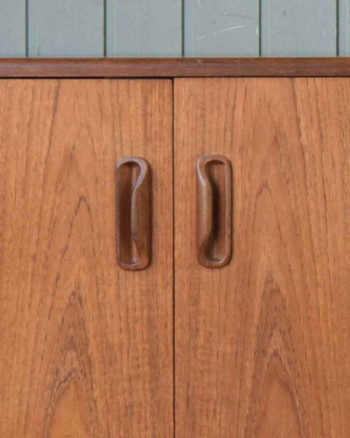 G-PLAN(Gプラン)　アンティーク家具　Gプランのフレスコシリーズ、テレビ台に最適なヴィンテージサイドボード。開閉しやすい形の取っ手です。(x-994-f)