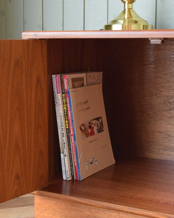 G-PLAN(Gプラン)　アンティーク家具　Gプランのフレスコシリーズ、テレビ台に最適なヴィンテージサイドボード。雑誌やA4サイズのファイルも収納できます。(x-994-f)