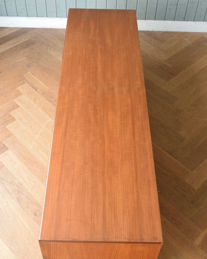 G-PLAN(Gプラン)　アンティーク家具　Gプランのフレスコシリーズ、テレビ台に最適なヴィンテージサイドボード。天板もキレイに塗装を仕上げました。(x-994-f)