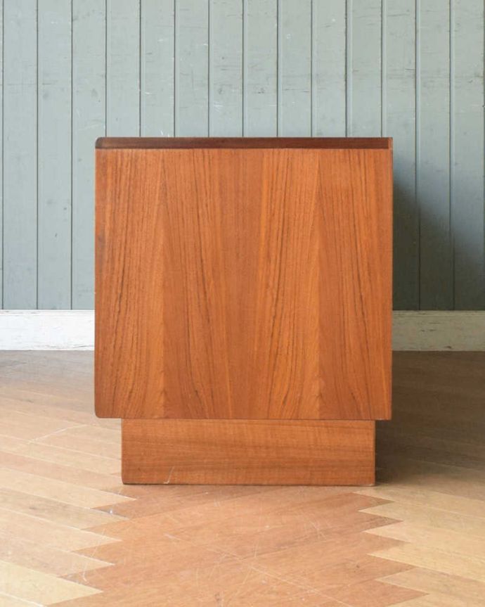 G-PLAN(Gプラン)　アンティーク家具　Gプランのフレスコシリーズ、テレビ台に最適なヴィンテージサイドボード。どこから見てもステキ。(x-994-f)