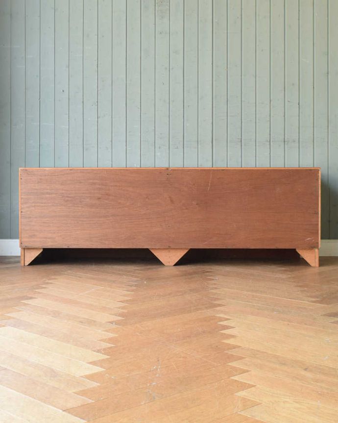 G-PLAN(Gプラン)　アンティーク家具　Gプランのフレスコシリーズ、テレビ台に最適なヴィンテージサイドボード。アンティークは新品ではないので、もちろん経年変化によるキズはありますが、専門の職人が目立たないようキレイにお直しをしているので、後姿までキレイです。(x-994-f)