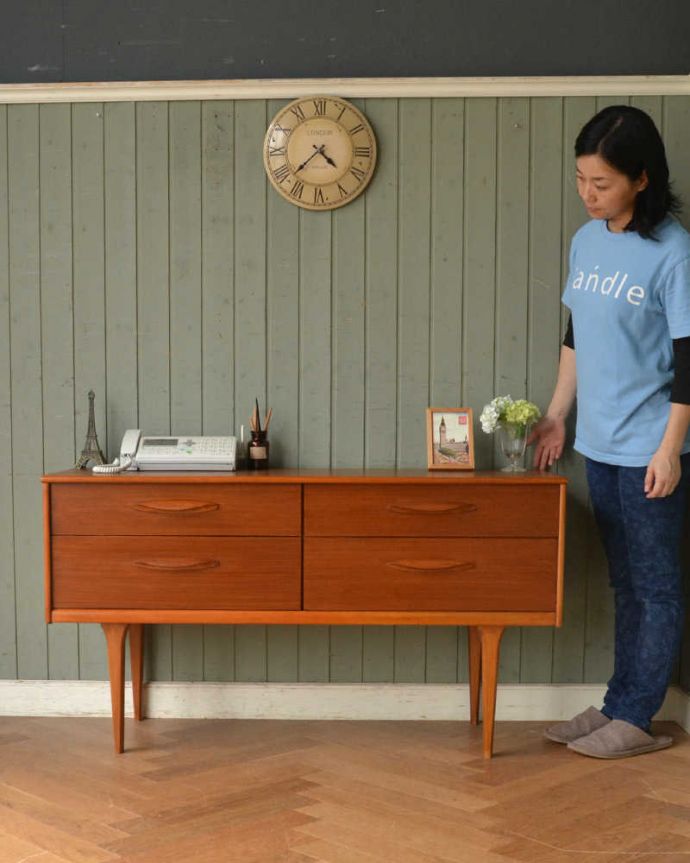 アンティークのチェスト　アンティーク家具　北欧インテリアに合うビンテージ家具、脚のシルエットが美しいチーク材サイドボード（チェスト）。脚があるので軽やかな印象です。(x-997-f)