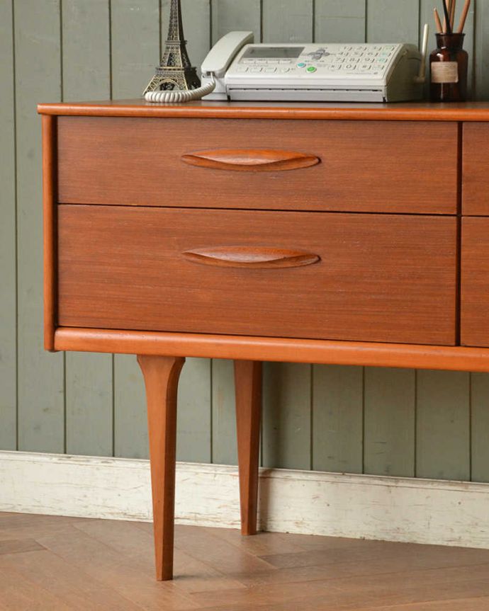 アンティークのチェスト　アンティーク家具　北欧インテリアに合うビンテージ家具、脚のシルエットが美しいチーク材サイドボード（チェスト）。リビングで電話などの置き場所として使っても最適です。(x-997-f)