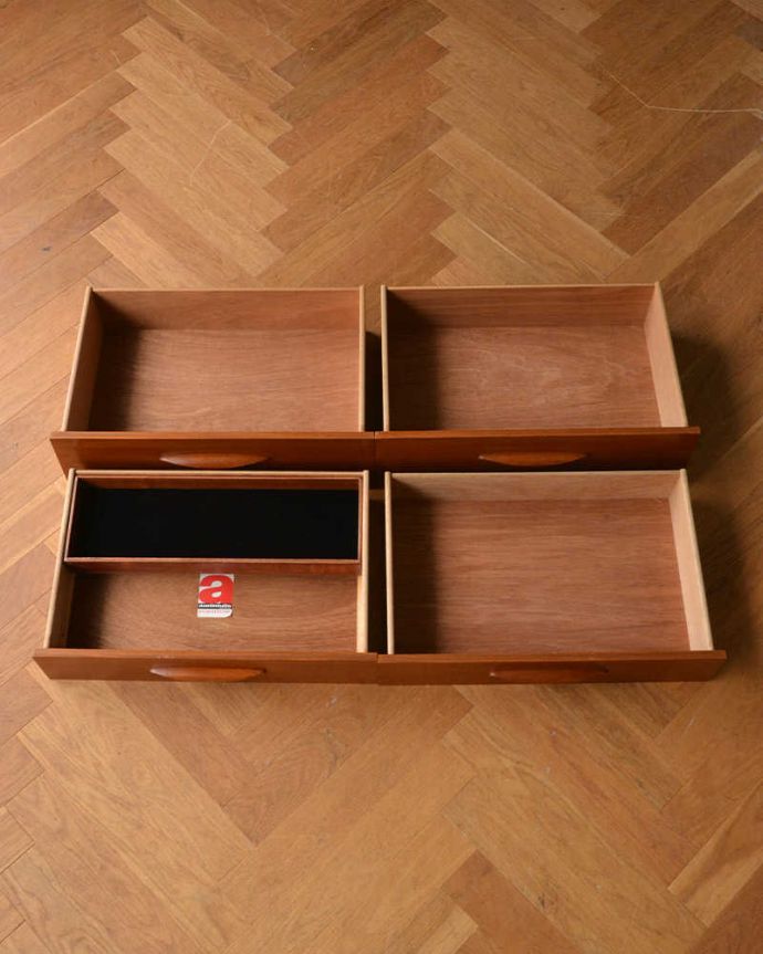 アンティークのチェスト　アンティーク家具　北欧インテリアに合うビンテージ家具、脚のシルエットが美しいチーク材サイドボード（チェスト）。引き出しがあるので細かいものもしまえます。(x-997-f)