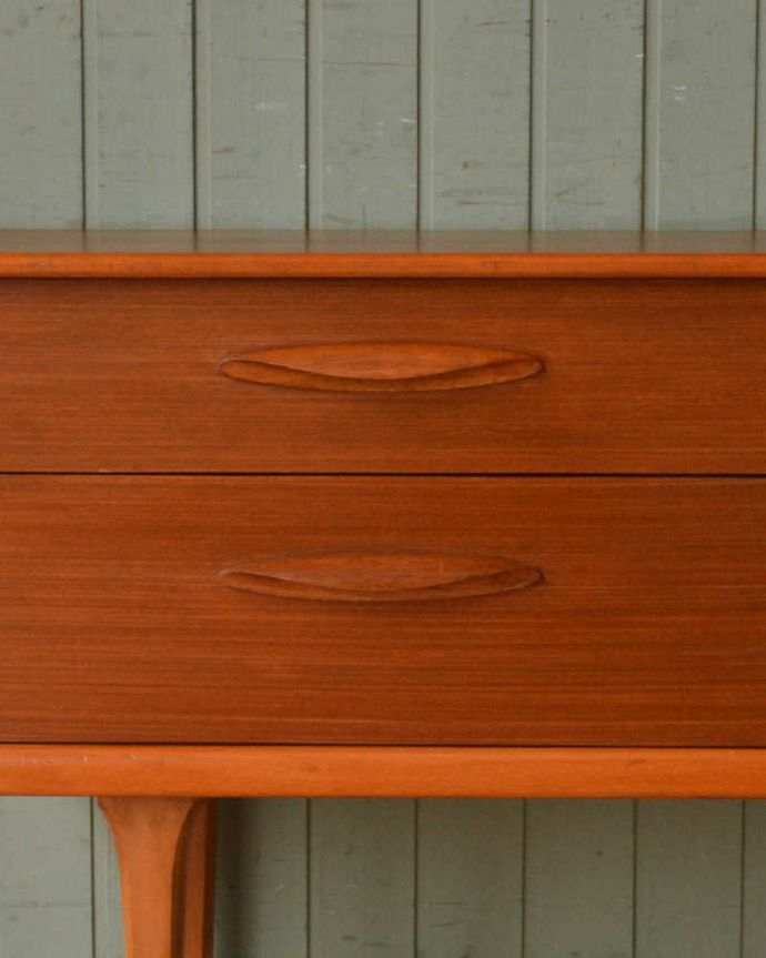 アンティークのチェスト　アンティーク家具　北欧インテリアに合うビンテージ家具、脚のシルエットが美しいチーク材サイドボード（チェスト）。シンプルかつ使いやすい取っ手です。(x-997-f)