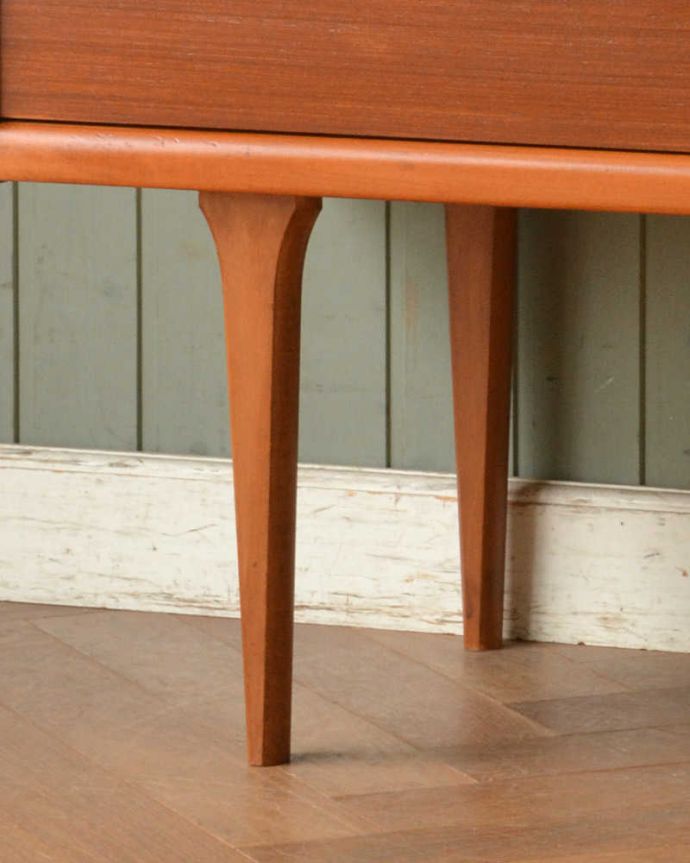 アンティークのチェスト　アンティーク家具　北欧インテリアに合うビンテージ家具、脚のシルエットが美しいチーク材サイドボード（チェスト）。脚はすっきりしたデザインです。(x-997-f)