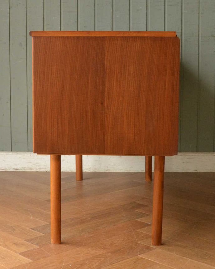 アンティークのチェスト　アンティーク家具　北欧インテリアに合うビンテージ家具、脚のシルエットが美しいチーク材サイドボード（チェスト）。どこから見てもステキ。(x-997-f)