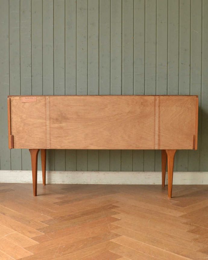 アンティークのチェスト　アンティーク家具　北欧インテリアに合うビンテージ家具、脚のシルエットが美しいチーク材サイドボード（チェスト）。アンティークは新品ではないので、もちろん経年変化によるキズはありますが、専門の職人が目立たないようキレイにお直しをしているので、後姿までキレイです。(x-997-f)