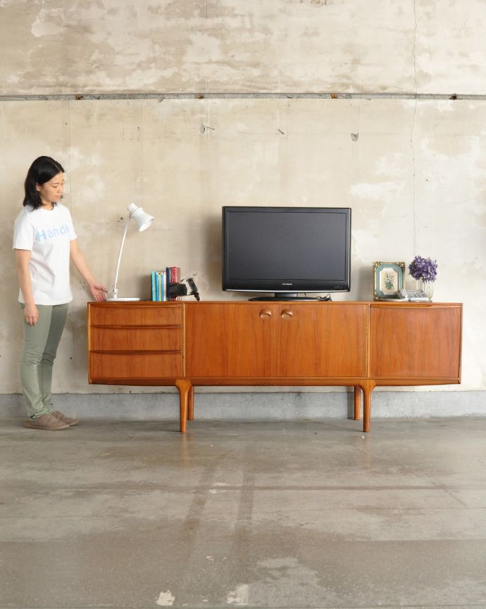 サイドボード アンティーク家具 イギリスのマッキントッシュ社、収納力がたっぷりあるヴィンテージサイドボード。脚があるので軽やかな印象です。(x-998-f)