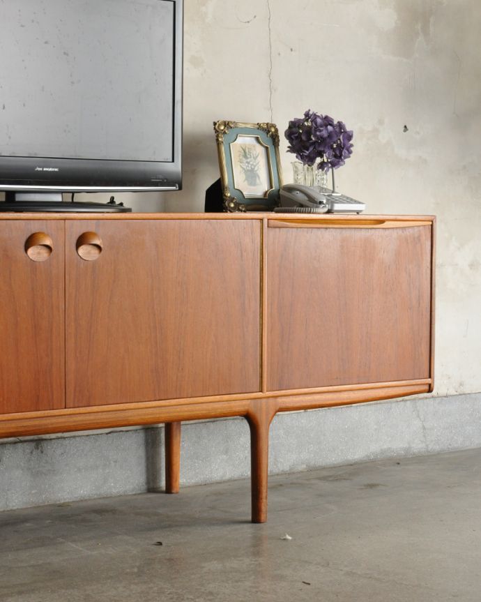 サイドボード アンティーク家具 イギリスのマッキントッシュ社、収納力がたっぷりあるヴィンテージサイドボード。リビングで電話などの置き場所として使っても最適です。(x-998-f)