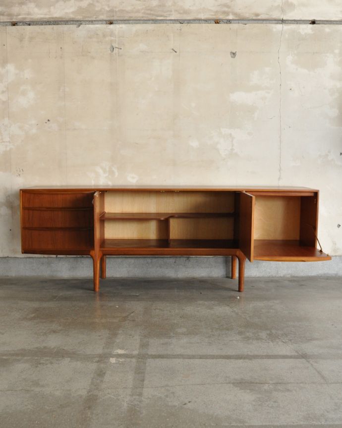 サイドボード アンティーク家具 イギリスのマッキントッシュ社、収納力がたっぷりあるヴィンテージサイドボード。扉の奥はたっぷり収納。(x-998-f)