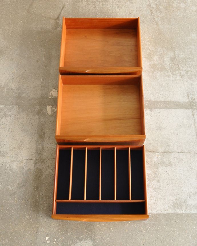 サイドボード アンティーク家具 イギリスのマッキントッシュ社、収納力がたっぷりあるヴィンテージサイドボード。引き出しがあるので細かいものもしまえます。(x-998-f)