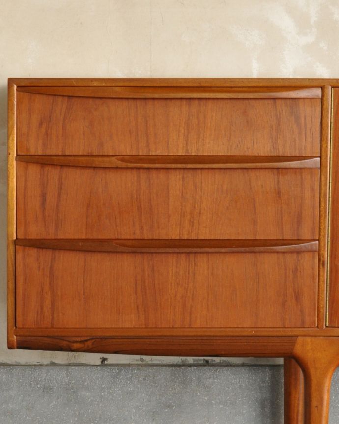 サイドボード アンティーク家具 イギリスのマッキントッシュ社、収納力がたっぷりあるヴィンテージサイドボード。シンプルかつ使いやすい取っ手です。(x-998-f)