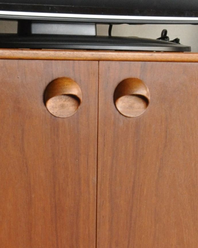 サイドボード アンティーク家具 イギリスのマッキントッシュ社、収納力がたっぷりあるヴィンテージサイドボード。開閉しやすい形の取っ手です。(x-998-f)