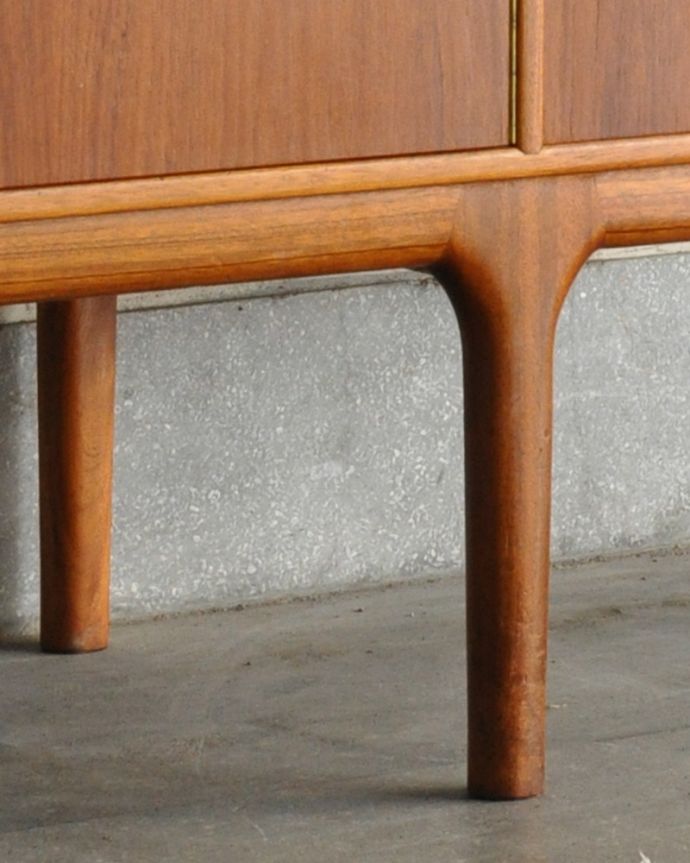 サイドボード アンティーク家具 イギリスのマッキントッシュ社、収納力がたっぷりあるヴィンテージサイドボード。脚はすっきりしたデザインです。(x-998-f)