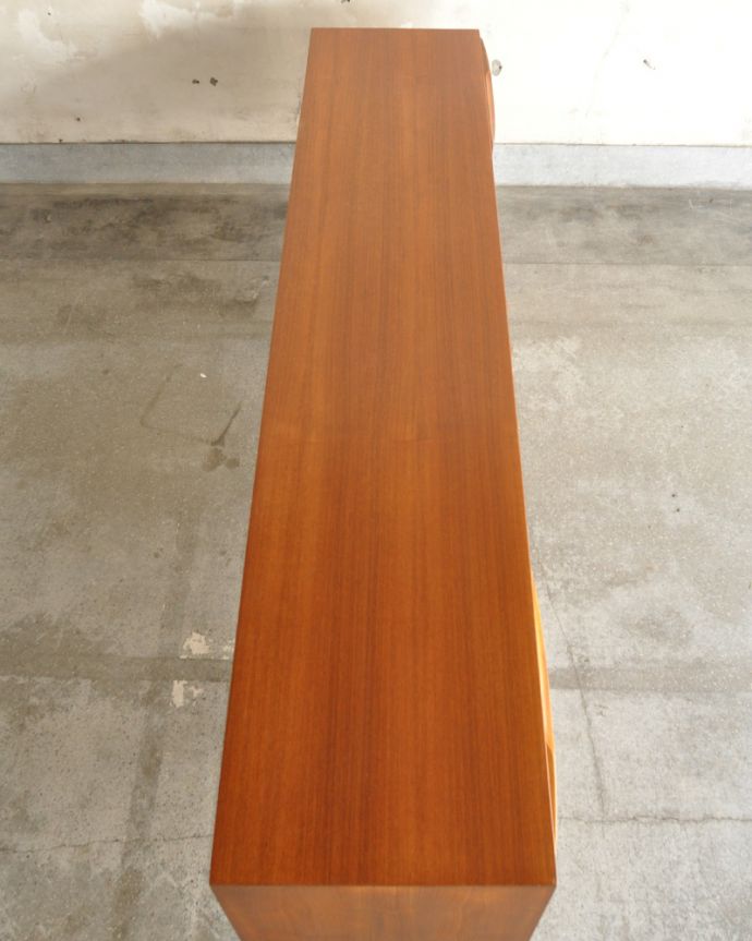 サイドボード アンティーク家具 イギリスのマッキントッシュ社、収納力がたっぷりあるヴィンテージサイドボード。天板もキレイに塗装を仕上げました。(x-998-f)