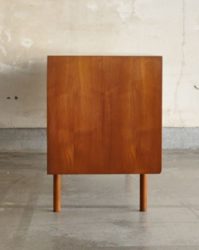 サイドボード アンティーク家具 イギリスのマッキントッシュ社、収納力がたっぷりあるヴィンテージサイドボード。どこから見てもステキ。(x-998-f)