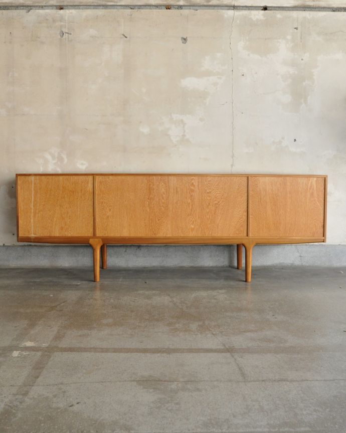 サイドボード アンティーク家具 イギリスのマッキントッシュ社、収納力がたっぷりあるヴィンテージサイドボード。アンティークは新品ではないので、もちろん経年変化によるキズはありますが、専門の職人が目立たないようキレイにお直しをしているので、後姿までキレイです。(x-998-f)