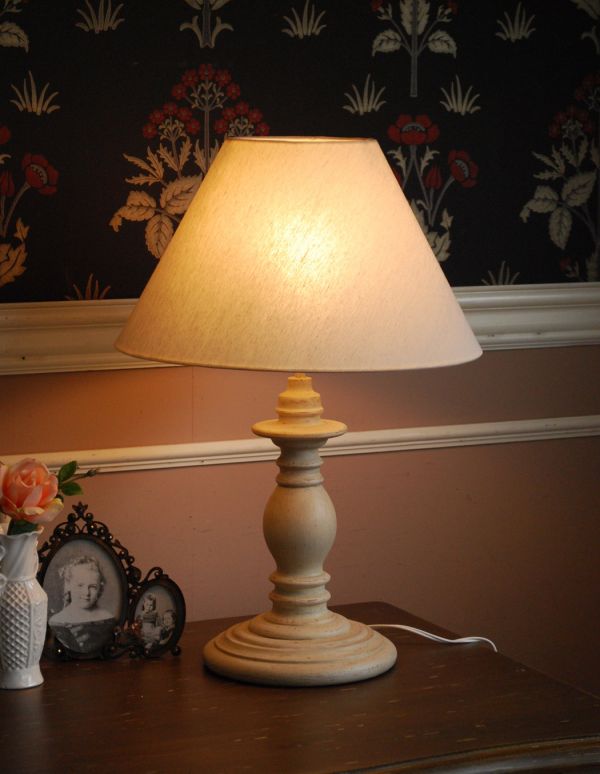スタンドライト　照明・ライティング　フレンチスタイルにぴったりなアンティーク風のテーブルランプ。ベッドサイドやチェストの上に置いてみてください。(y-004-z)