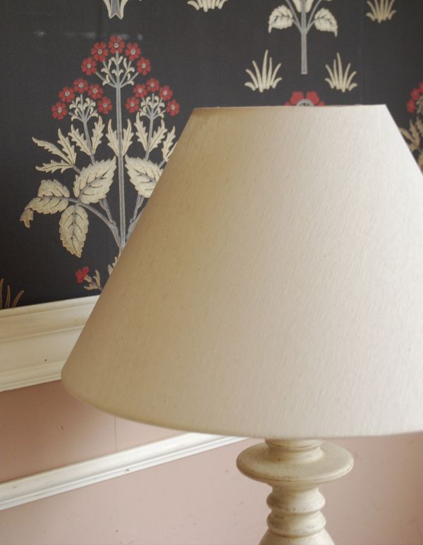 スタンドライト　照明・ライティング　フレンチスタイルにぴったりなアンティーク風のテーブルランプ。温かみのある布シェードで、ふんわりと灯ります。(y-004-z)