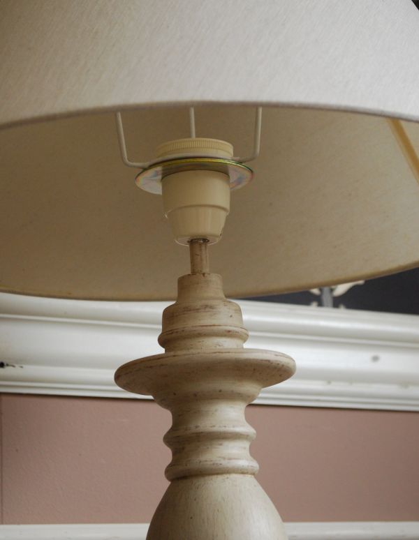 スタンドライト　照明・ライティング　フレンチスタイルにぴったりなアンティーク風のテーブルランプ。アンティーク風に仕上げた細やかな装飾を楽しめます。(y-004-z)