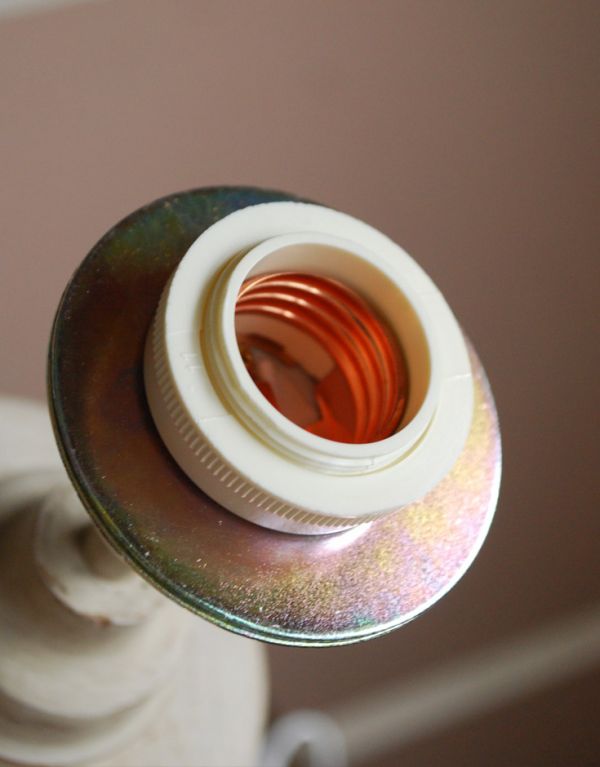 スタンドライト　照明・ライティング　フレンチスタイルにぴったりなアンティーク風のテーブルランプ。量販店で購入OKな国産球（E26タイプ・40Wまで）が使用できます。(y-004-z)