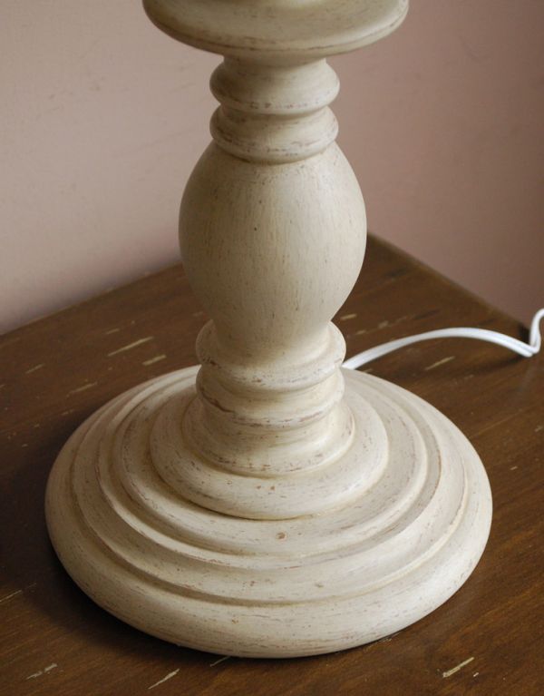 スタンドライト　照明・ライティング　フレンチスタイルにぴったりなアンティーク風のテーブルランプ。スタンドのデザインも素敵です。(y-004-z)