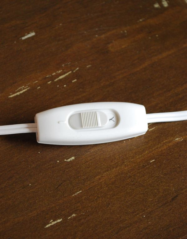 スタンドライト　照明・ライティング　フレンチスタイルにぴったりなアンティーク風のテーブルランプ。ボタン式のスイッチです。(y-004-z)