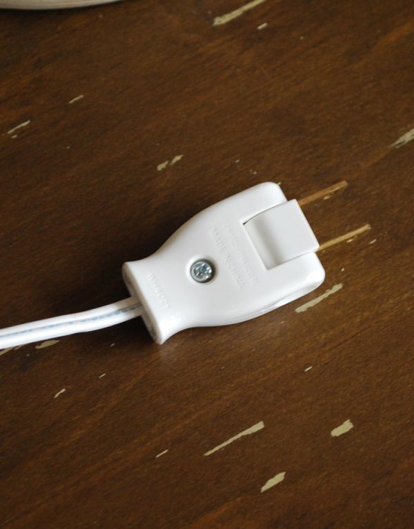 スタンドライト　照明・ライティング　フレンチスタイルにぴったりなアンティーク風のテーブルランプ。コンセントはホワイト仕様になっています。(y-004-z)