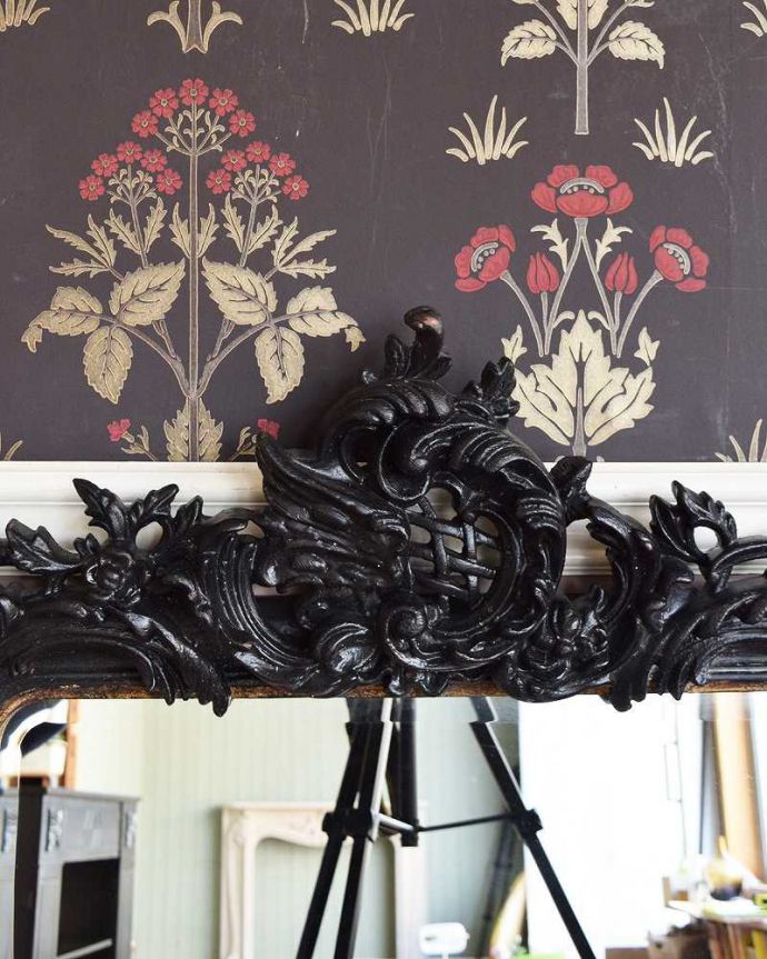 ミラー・時計　インテリア雑貨　アンティーク調、立体装飾が美しい大型ミラー（ブラック/壁掛けタイプ）。大きな鏡がお部屋にあるだけで、２倍の広さが感じられます。(y-019-z)