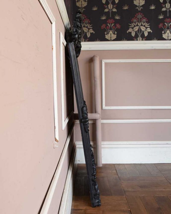 ミラー・時計　インテリア雑貨　アンティーク調、立体装飾が美しい大型ミラー（ブラック/壁掛けタイプ）。アンティークのミラーは重みがあります。(y-019-z)