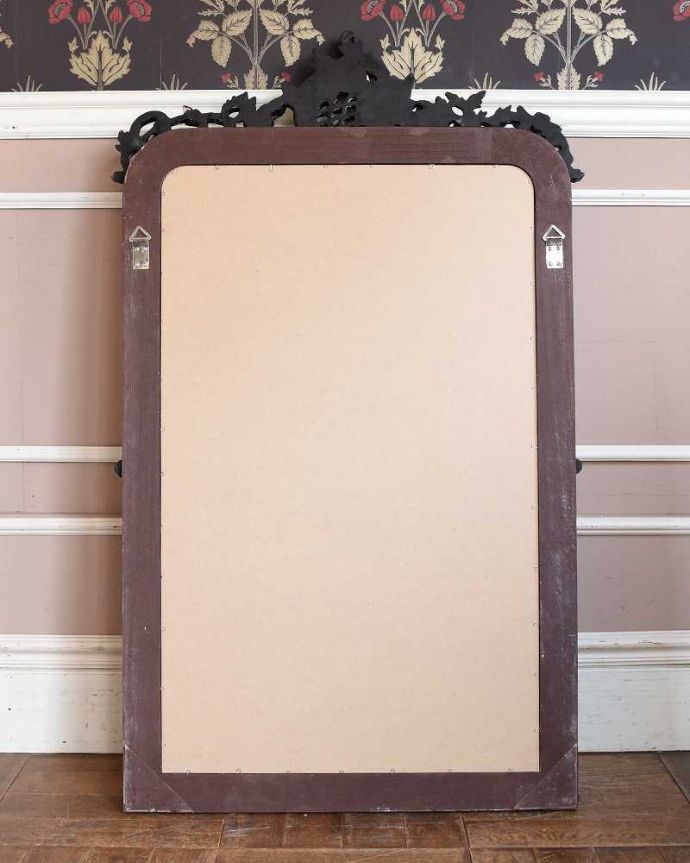 ミラー・時計　インテリア雑貨　アンティーク調、立体装飾が美しい大型ミラー（ブラック/壁掛けタイプ）。壁に取り付けられるように金具が付いています。(y-019-z)