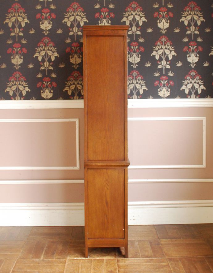 オールドチャーム　アンティーク風　ステンドグラス扉のスリムで可愛いオールドチャームの家具、アンティーク風ショーケース（飾り棚）。サイドから見ても絵になります。(y-124-f)