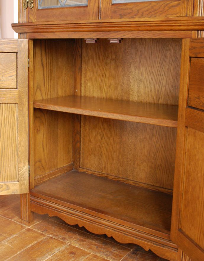 オールドチャーム　アンティーク風　ステンドグラス扉のスリムで可愛いオールドチャームの家具、アンティーク風ショーケース（飾り棚）。広々とした収納です。(y-124-f)