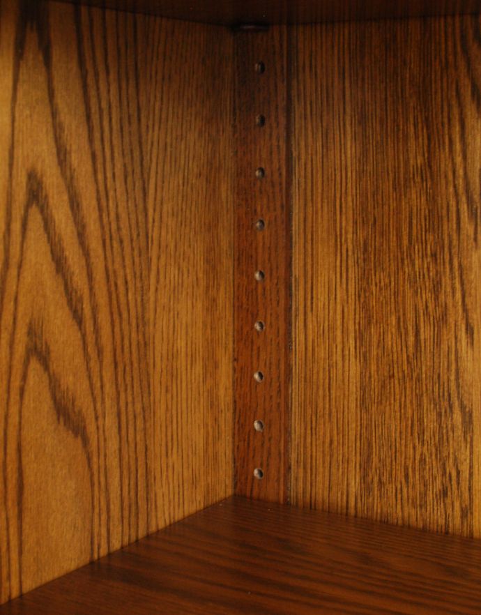 オールドチャーム　アンティーク風　ステンドグラス扉のスリムで可愛いオールドチャームの家具、アンティーク風ショーケース（飾り棚）。ガラス扉内はダボ穴が3.5cmピッチで21ヶ所。(y-124-f)