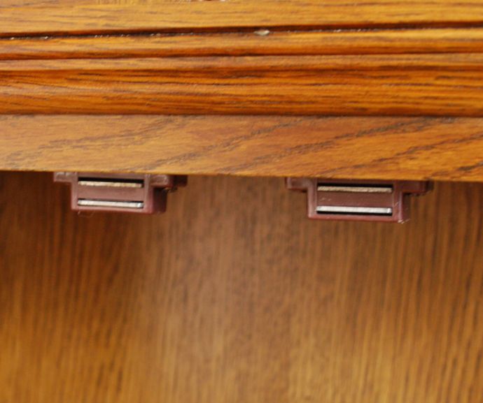 オールドチャーム　アンティーク風　ステンドグラス扉のスリムで可愛いオールドチャームの家具、アンティーク風ショーケース（飾り棚）。扉にはマグネットがついています。(y-124-f)