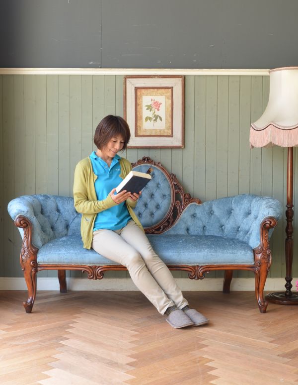 アンティーク風の椅子 アンティーク風 鮮やかなブルーの張り地が素敵なアンティーク風ソファ(2〜3人掛け)。ふかふかで長い時間座っても疲れません。(y-125-c)