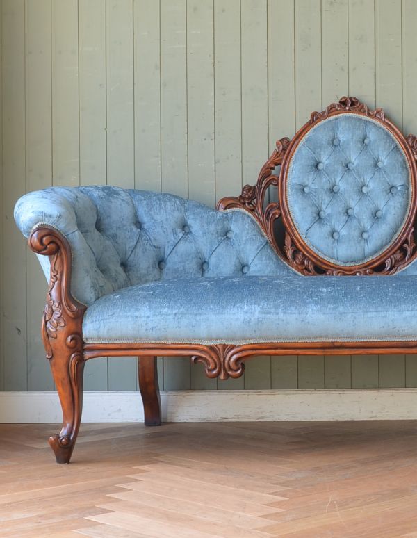 アンティーク風の椅子 アンティーク風 鮮やかなブルーの張り地が素敵なアンティーク風ソファ(2〜3人掛け)。読書をしたり、映画鑑賞をしたり・・・いろんなくつろぎのシーンに活躍してくれます。(y-125-c)