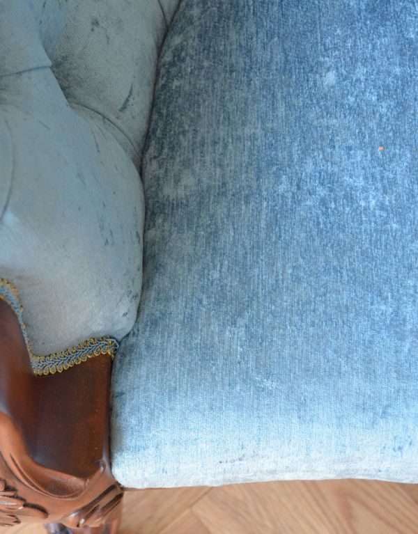 アンティーク風の椅子 アンティーク風 鮮やかなブルーの張り地が素敵なアンティーク風ソファ(2〜3人掛け)。高級感のあるベロア素材。(y-125-c)