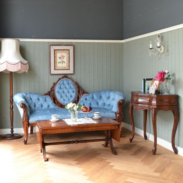 アンティーク風の椅子 アンティーク風 鮮やかなブルーの張り地が素敵なアンティーク風ソファ(2〜3人掛け)。お揃いのアイテムを使って、リビングをイメージしたスタイリングをつくってみました。(y-125-c)