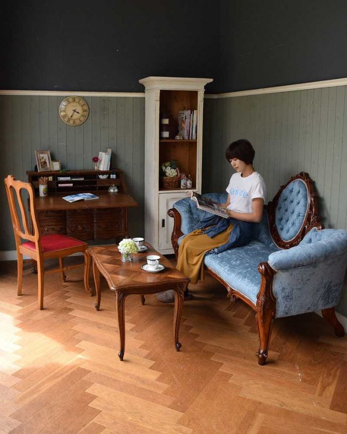 アンティーク風の椅子 アンティーク風 鮮やかなブルーの張り地が素敵なアンティーク風ソファ(2〜3人掛け)。フレンチスタイルで優雅な空間にフレンチの家具をあわせて、リビングをイメージしてコーディネートしてみました。(y-125-c)