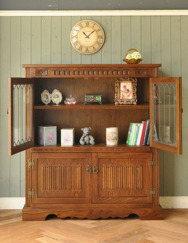 オールドチャーム　アンティーク風　ステンドグラス扉が素敵な木製アンティーク調家具、オールドチャームのブックケース。重いものや見せたくないものは下に片付けましょう。(y-125-f)