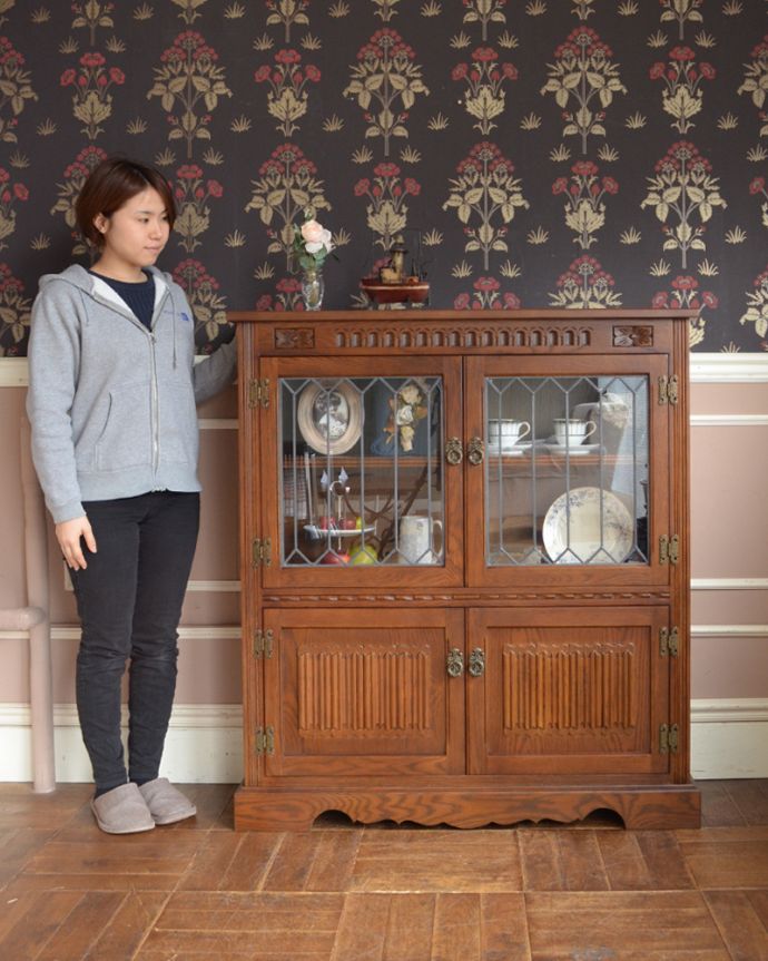 オールドチャーム　アンティーク風　ステンドグラス扉が素敵な木製アンティーク調家具、オールドチャームのブックケース。何を飾ろうかな？ステキな家具は生活を豊かにしてくれます。(y-125-f)