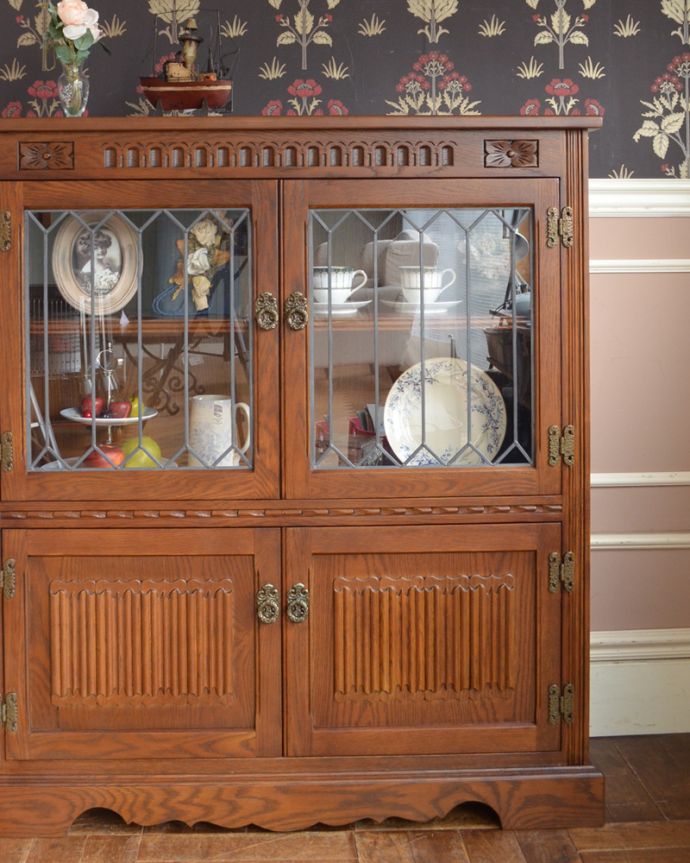 オールドチャーム　アンティーク風　ステンドグラス扉が素敵な木製アンティーク調家具、オールドチャームのブックケース。高級感のある落ち着いた色です。(y-125-f)