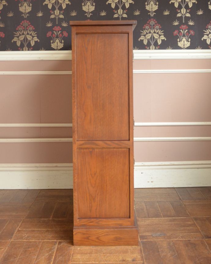 オールドチャーム　アンティーク風　ステンドグラス扉が素敵な木製アンティーク調家具、オールドチャームのブックケース。サイドから見ても美しい木目。(y-125-f)