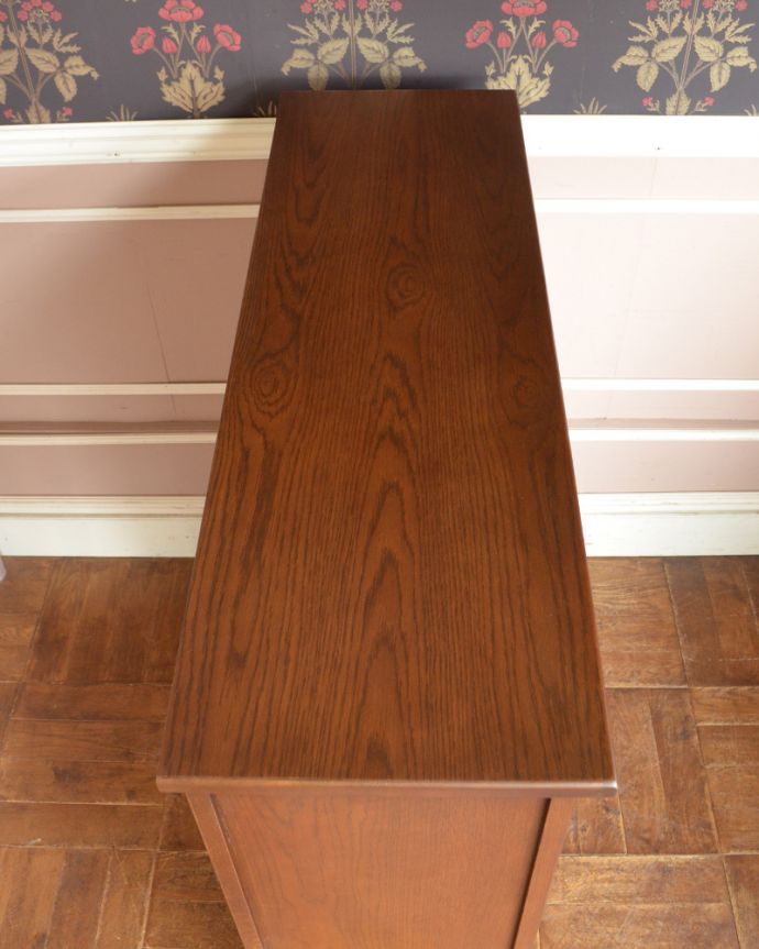 オールドチャーム　アンティーク風　ステンドグラス扉が素敵な木製アンティーク調家具、オールドチャームのブックケース。天板もピカピカです。(y-125-f)