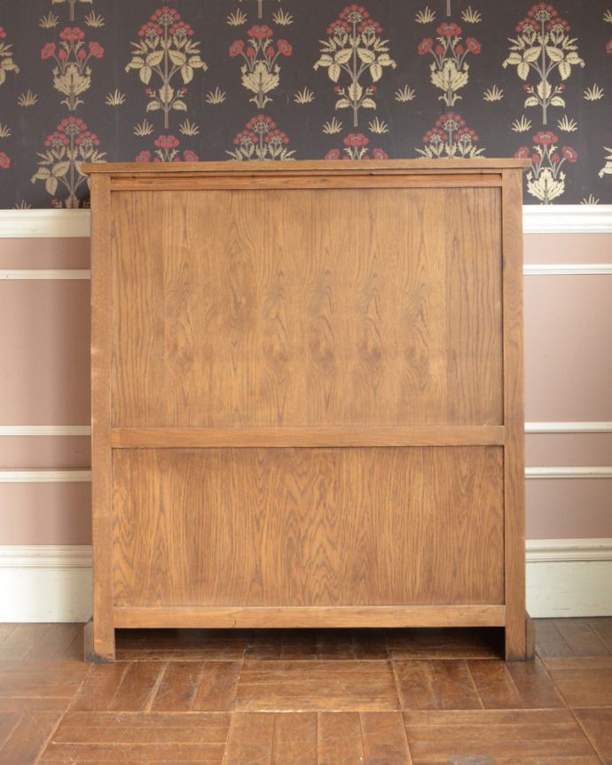 オールドチャーム　アンティーク風　ステンドグラス扉が素敵な木製アンティーク調家具、オールドチャームのブックケース。裏から見るとこんな感じです。(y-125-f)