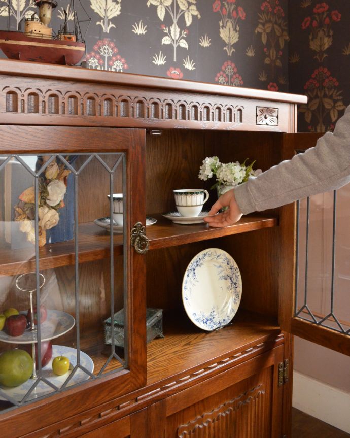 オールドチャーム　アンティーク風　ステンドグラス扉が素敵な木製アンティーク調家具、オールドチャームのブックケース。。(y-125-f)